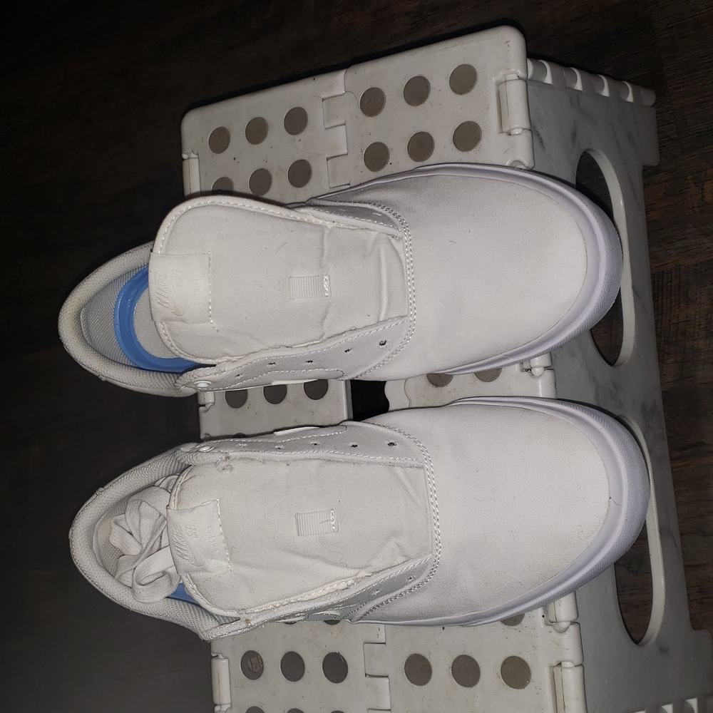 White nike sneakers